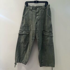 Free people woman’s Green Come and get it Cargo Pants